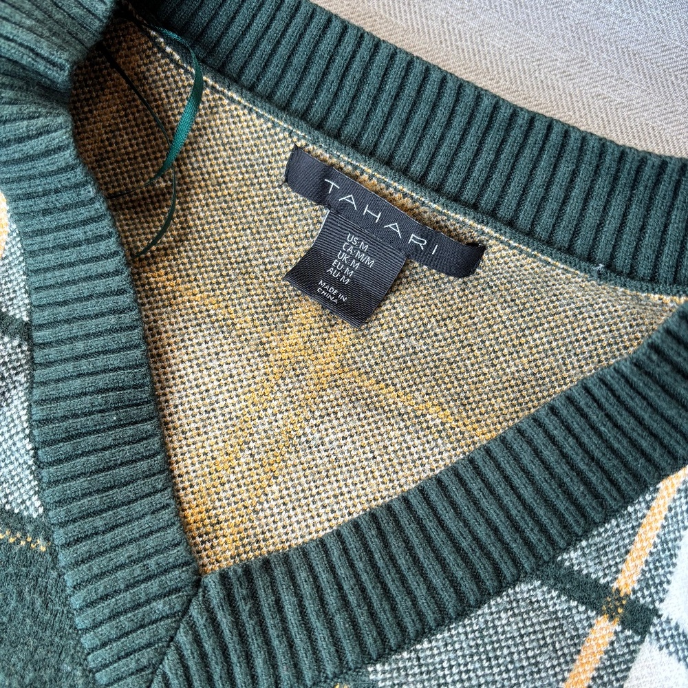 Tahari Pullover Vneck Sweater NWOT